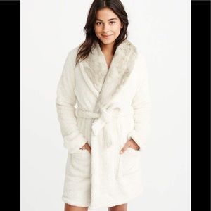 Abercrombie women’s robe with faux fur collar S